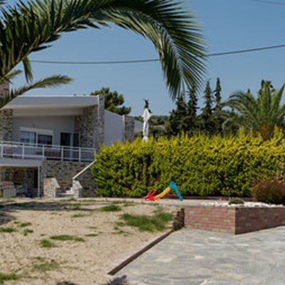 Luxury Villa with garden seaside for rent (Peramos)